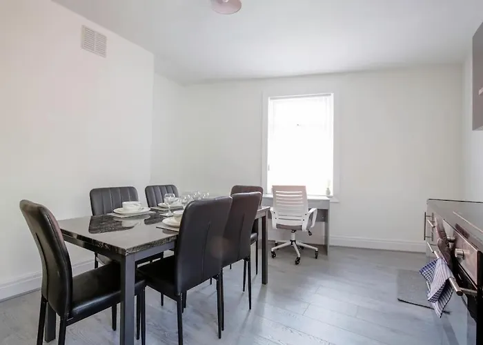 Big New House - 5Bdr Near City